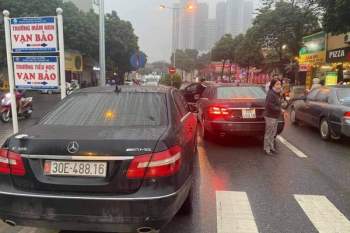 Hai ô tô Mercedes Benz cùng biển số lưu thông trên phố ở Hà Nội - Ảnh 1.