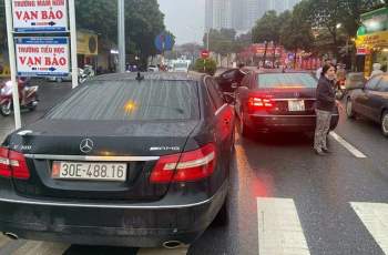 Diễn biến mới nhất vụ việc 2 xe Mercedes cùng biển số, cùng lưu thông trên một tuyến phố ở Hà Nội - Ảnh 2.