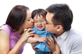 8 lợi ích tuyệt vời khi cha mẹ ôm con thường xuyên - Ảnh 1.