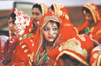 Những bé gái Ấn Độ, Pakistan bị ép kết hôn ở tuổi lên 8 - Ảnh 2.