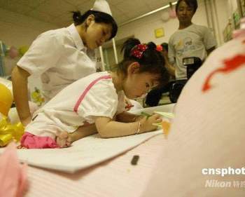 Bé gái 3 tuổi thoát Ch?t kỳ diệu trong trận động đất thảm khốc ở Trung Quốc và hành trình trưởng thành khó tin của thiên thần một chân - Ảnh 2.