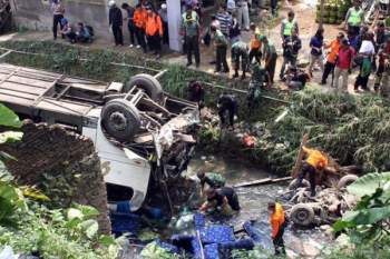 Xe chở học sinh ở Indonesia lao xuống khe núi, 27 người thiệt mạng - Ảnh 2.