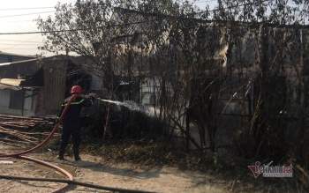Cháy lớn ở TP Thủ Đức, một căn nhà bị thiêu rụi hết tài sản - Ảnh 2.