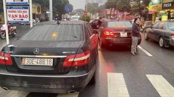 Diễn biến mới gây bất ngờ vụ 2 ô tô Mercedes trùng biển số ở Hà Nội - Ảnh 2.