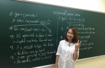 Nữ giáo viên dạy tiếng Anh hết lòng vì sự nghiệp trồng người - Ảnh 1.