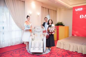 Hoa hậu Ngọc Hân tặng cha mẹ ghế massage Hasuta như món quà sức khỏe - Ảnh 1.