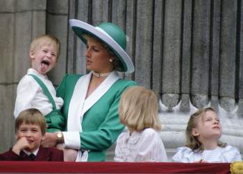 Nhìn lại loạt khoảnh khắc khó quên của Hoàng tử Harry thời còn là đứa cháu cưng của gia tộc và là niềm tự hào của Nữ hoàng Anh - Ảnh 3.