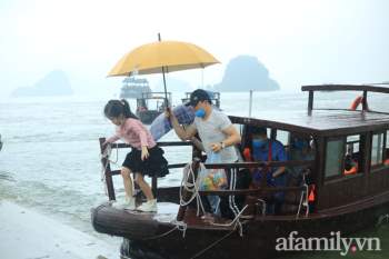 Mặc trời mưa, hàng vạn người đổ xô về chùa Tam Chúc du xuân lễ bái, ban quản lý buộc phải dừng bán vé vì quá tải - Ảnh 4.