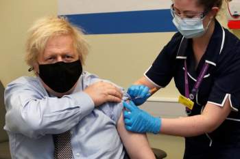 Thủ tướng Anh tiêm liều vaccine AstraZeneca đầu tiên - Ảnh 2.