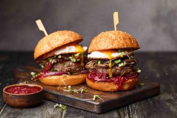 Thưởng thức Burger & Bánh mì Thứ 2 với giá 10.000 đồng: Trải nghiệm ẩm thực sang xịn có 1 không 2 hút hồn thực khách - Ảnh 1.