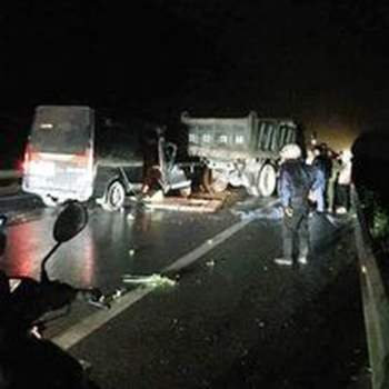 Thái Nguyên: Xe khách va chạm với xe tải trong đêm khiến 3 người Tu vong - Ảnh 1.