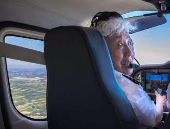 Cụ bà 82 tuổi lái máy bay sau 30 năm rửa tay gác kiếm: Không giới hạn bản thân, bạn sẽ tìm thấy cho mình một bản ngã khác rực rỡ hơn - Ảnh 2.