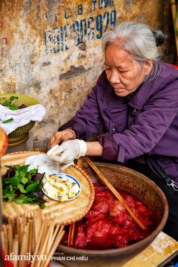 Bà chủ hàng sứa đỏ 3 đời người ở Hà Nội tiết lộ phần ngon nhất của con sứa khi rộ mùa, bật mí chỉ dùng dao tre thay vì dao thép để cắt sứa càng khiến món ăn thêm bí hiểm - Ảnh 1.