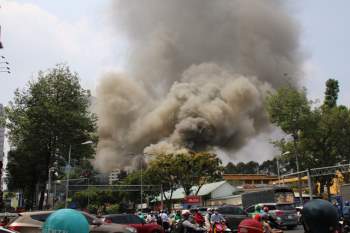Quán bar ở trung tâm Sài Gòn bốc cháy dữ dội, học sinh trường Ernst Thalmann sát bên được sơ tán khẩn cấp - Ảnh 2.