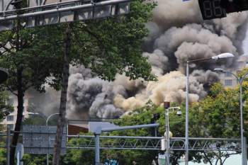 Quán bar ở trung tâm Sài Gòn bốc cháy dữ dội, học sinh trường Ernst Thalmann sát bên được sơ tán khẩn cấp - Ảnh 3.