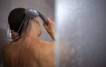 Bất kể nam nữ, cố gắng tránh làm 4 điều sau khi đi tắm thì bạn có thể sống lâu và khỏe mạnh hơn - Ảnh 2.