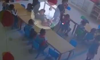 Cậu bé 3 tuổi ngủ gục trong giờ ăn trưa, camera ghi lại sự vô tâm của giáo viên dẫn đến cái Ch?t của trò - Ảnh 2.