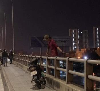 Ớn lạnh 1 người treo lơ lửng ở lan can cầu Đồng Nai lúc nửa đêm - Ảnh 1.