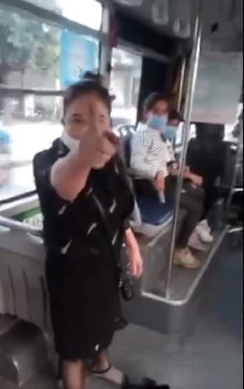 Đeo khẩu trang không đúng quy định, người phụ nữ bị mời xuống xe buýt liền chỉ tay nói lớn - Ảnh 1.