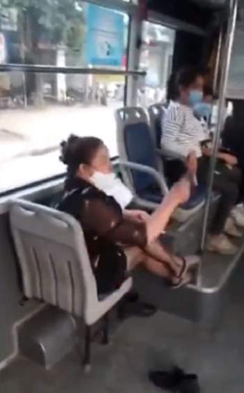 Đeo khẩu trang không đúng quy định, người phụ nữ bị mời xuống xe buýt liền chỉ tay nói lớn - Ảnh 2.