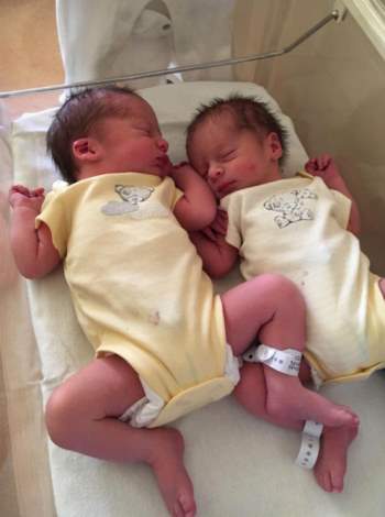 Cặp sinh đôi được thụ thai cách nhau 3 tuần - Ảnh 3.