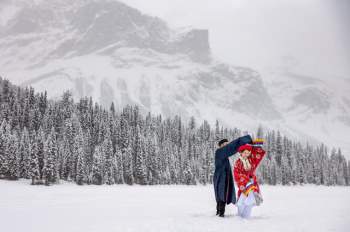 Cô gái Việt và chồng Tây chụp ảnh cưới cổ phục giữa tuyết trắng - Ảnh 1.