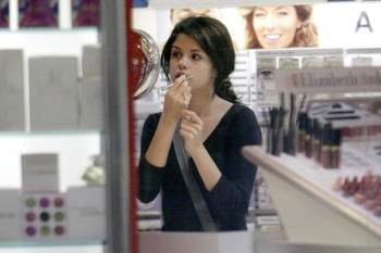 Selena Gomez bỗng bị đào mộ khoảnh khắc mua mỹ phẩm 10 năm trước, câu chuyện phía sau cũng thú vị chẳng kém! - Ảnh 1.