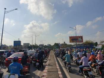 Ảnh: Cửa ngõ vào trung tâm Sài Gòn ùn tắc không lối thoát, ô tô và xe máy chen nhau dàn hàng kín mặt đường - Ảnh 1.