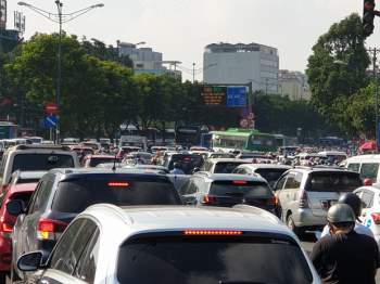 Ảnh: Cửa ngõ vào trung tâm Sài Gòn ùn tắc không lối thoát, ô tô và xe máy chen nhau dàn hàng kín mặt đường - Ảnh 2.