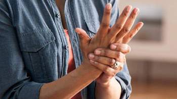 Tê tay tuy là chuyện thường nhưng hãy cẩn thận, nó cũng là dấu hiệu cảnh báo sớm của 5 loại bệnh Ch?t người sau - Ảnh 1.