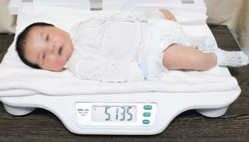 Bé trai sơ sinh có cân nặng khủng hơn 5,1kg - Ảnh 2.
