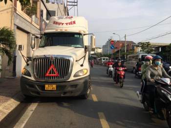 TP.HCM: Nữ sinh viên bị xe container cuốn vào gầm, thoát Ch?t thần kỳ nhờ người dân hô hoán - Ảnh 2.