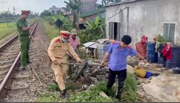 Lái xe băng qua đường sắt, người phụ nữ bị tàu đâm Tu vong - Ảnh 1.