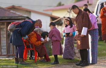 Vợ chồng Vua Bhutan dẫn hai con thăm thú đất nước - Ảnh 2.