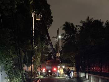 Truy tìm xe tải gây đổ trụ điện khiến hàng trăm hộ dân mất điện ở Sài Gòn - Ảnh 1.