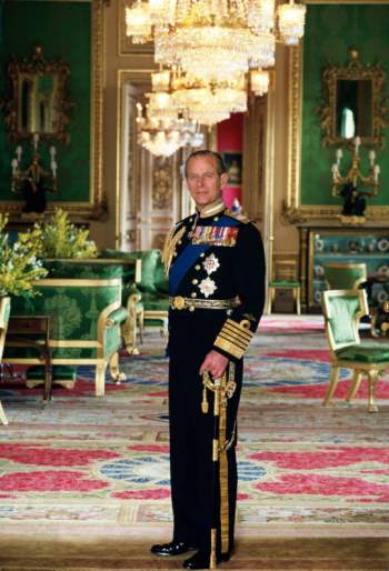 Vì sao trên quan tài Hoàng tế Philip lại có một thanh gươm, chiếc mũ và vòng hoa? Tất cả đều mang ý nghĩa vô cùng đặc biệt trong cuộc đời ông - Ảnh 2.