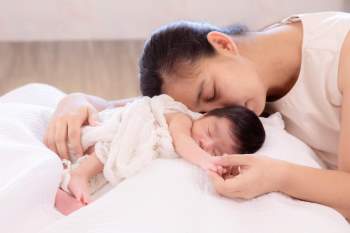 Giảm mồ hôi trộm ở trẻ sơ sinh – Giải pháp giúp mẹ nhẹ gánh chăm con mùa nóng - Ảnh 1.