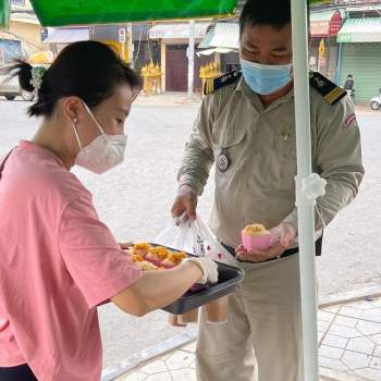 Cô gái Việt làm bánh, trà tặng cảnh sát ở tâm dịch Campuchia - Ảnh 2.