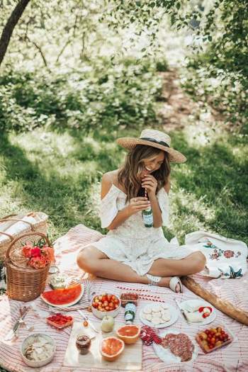 “Bảo bối” giúp ảnh chụp picnic thăng hạng đẹp như lookbook - Ảnh 1.