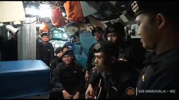 Indonesia công bố đoạn video đau lòng, trục vớt thi thể nạn nhân từ biển sâu - Ảnh 2.