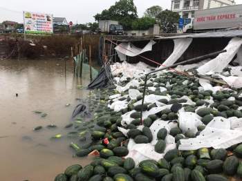 Chuyện ấm lòng ở Quảng Bình: Xe tải chở 20 tấn dưa hấu bị lật, tài xế khóc cạn nước mắt, người dân chung tay thu gom và bán giúp - Ảnh 1.