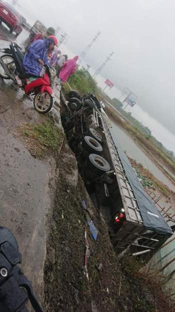 Chuyện ấm lòng ở Quảng Bình: Xe tải chở 20 tấn dưa hấu bị lật, tài xế khóc cạn nước mắt, người dân chung tay thu gom và bán giúp - Ảnh 2.