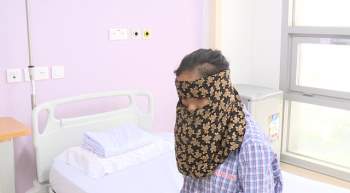 Khổ sở với khối u khủng, suốt nhiều năm cô gái trẻ phải dùng khăn che kín mặt - Ảnh 2.