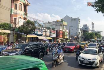 Ngày đầu đi làm sau nghỉ lễ, người Sài Gòn bị trễ giờ vì kẹt xe quá kinh khủng - Ảnh 2.