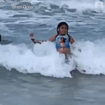 Đang tắm biển, bé gái hoảng loạn chạy ngay lên bờ, xem kỹ đoạn clip mới thấy đứa trẻ kề cạnh ngay bên Tử thần - Ảnh 2.