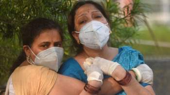 Thảm cảnh đau đớn ở Ấn Độ: Bố nằm lả vì nhiễm Covid-19 không ai dám đến gần, con gái mang cho chút nước cũng bị mẹ ngăn cản quyết liệt - Ảnh 2.