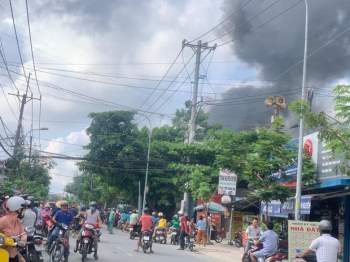 Cháy cửa hàng sơn rồi lan sang nhà dân, cột khói bốc cao hàng chục mét ở Sài Gòn - Ảnh 1.