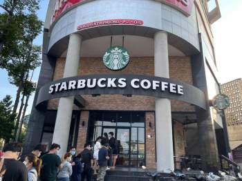 HOT: Vừa thông báo tung ra bộ đôi cốc mới vào sáng sớm, Starbucks đã khiến dân tình xếp hàng dài săn lùng, giá bán lại bị hét lên gấp 2 lần? - Ảnh 2.