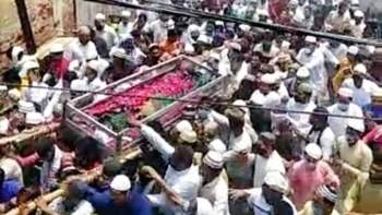 Hàng nghìn người chen chúc trong đám tang ở Ấn Độ giữa đại dịch - Ảnh 2.