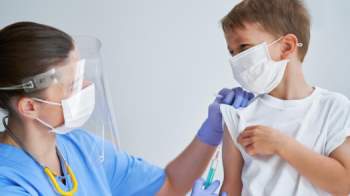 Mỹ bắt đầu tiêm vaccine COVID-19 cho cả trẻ em - Ảnh 2.
